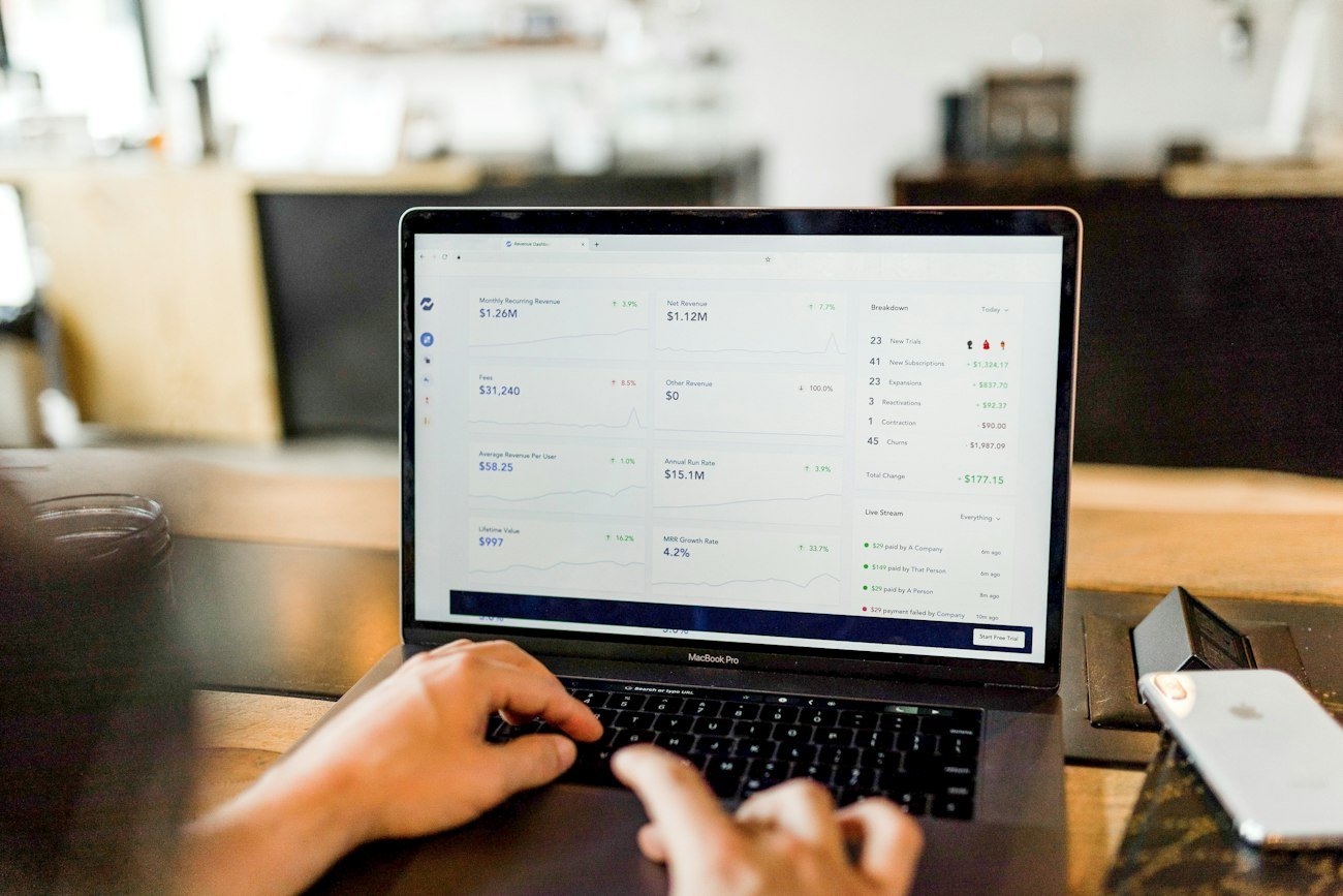 نظام CRM على شاشة حاسوب